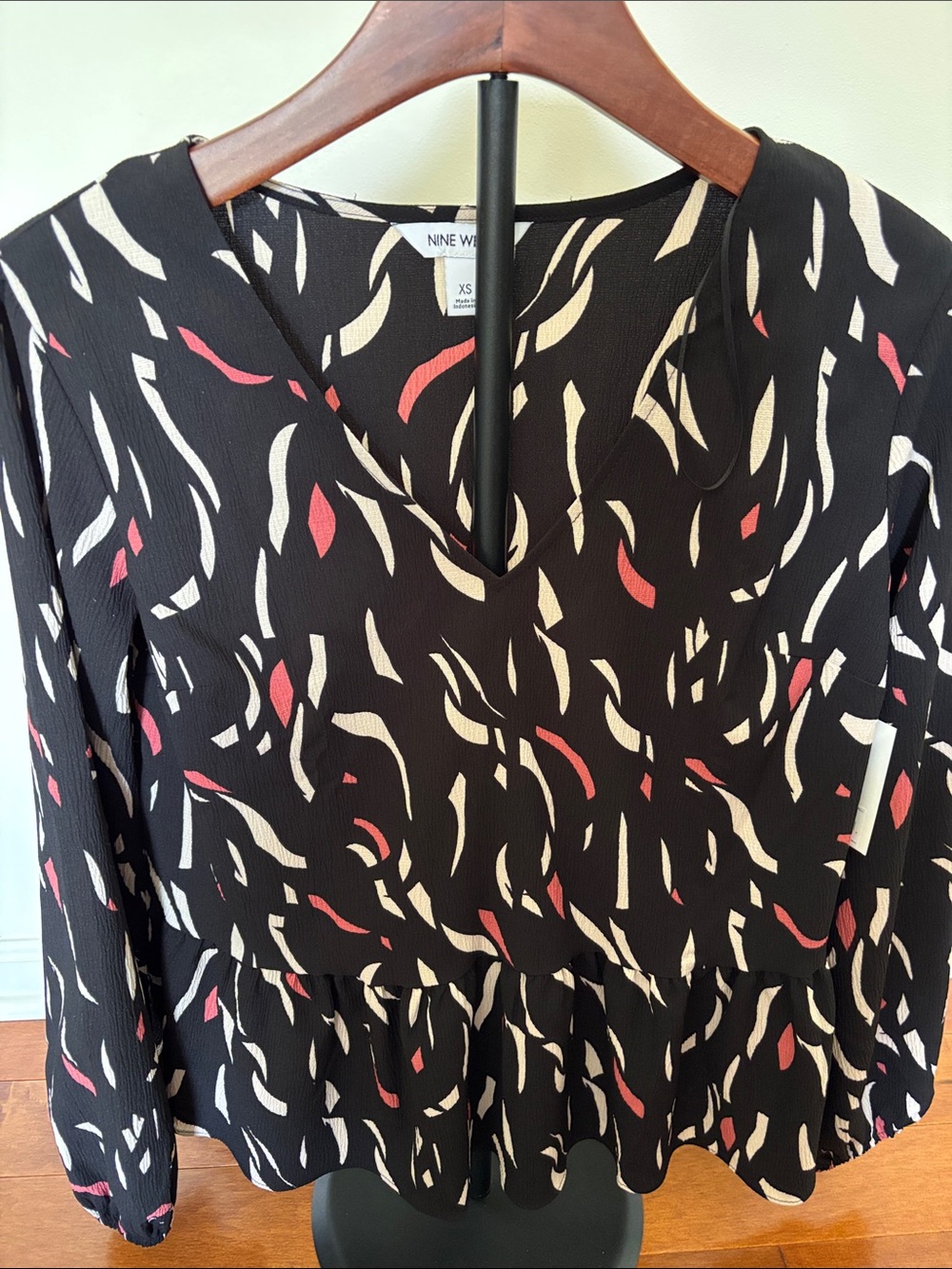 NWT Nine West Black‎ Print Blouse Womens Size Small Ruffle Hem Elastic Cuffs